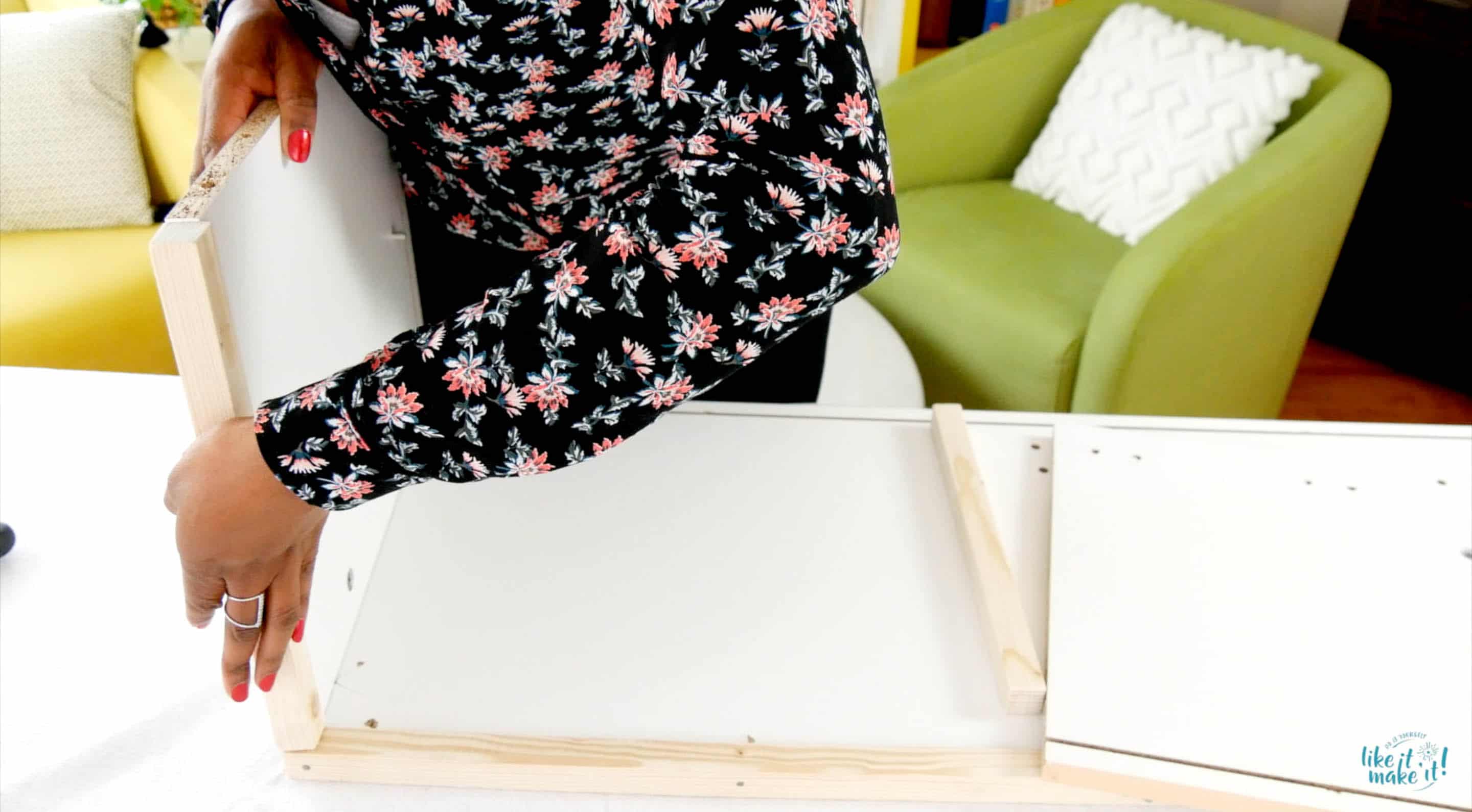 diy customiser un meuble en enfilade vintage collage-tasseaux-cotes