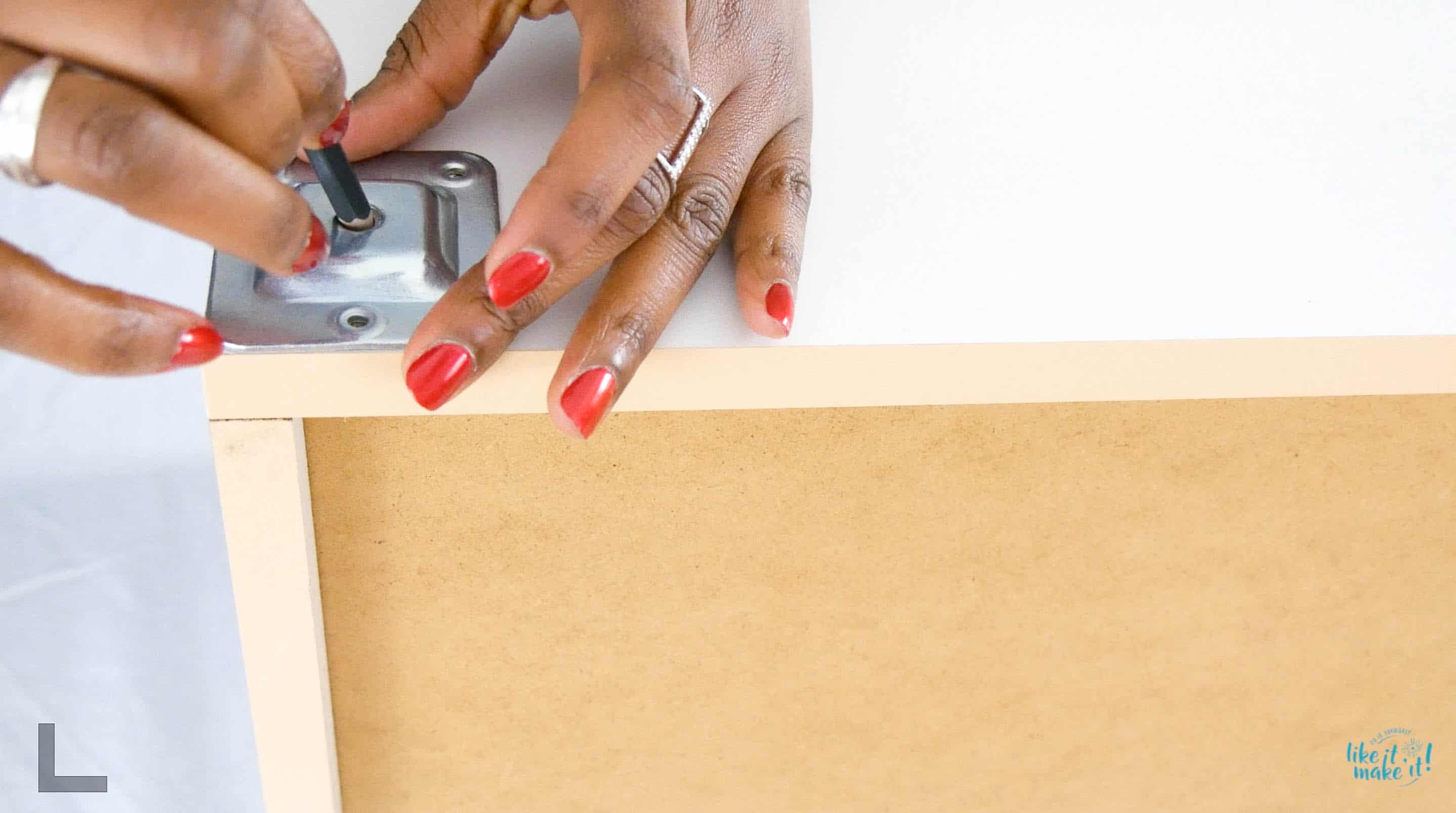 diy customiser un meuble en enfilade vintage marquage-pied