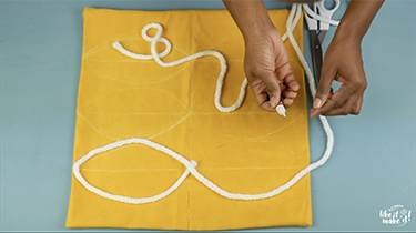 coussin jaune avec colle et laine