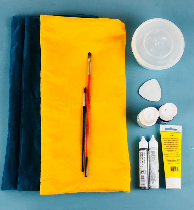 matériel pour diy customiser ses coussins, peintures, craie, pinceau, récipient et housse de coussin