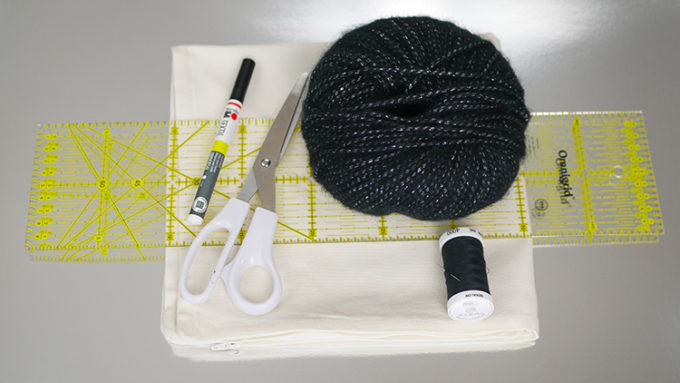matériel pour diy customiser ses coussins, Laine, marqueur textile, aiguille et fil, règle et ciseaux et housse de coussin