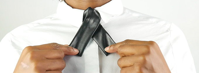 Fille avec une chemise blanche et un des 3 noeuds en simili cuir