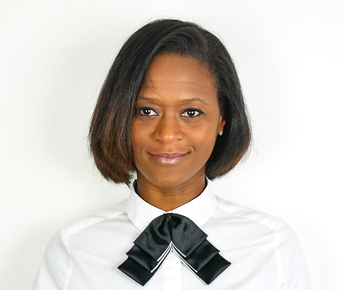 Fille avec une chemise blanche et un des 3 noeuds en satin