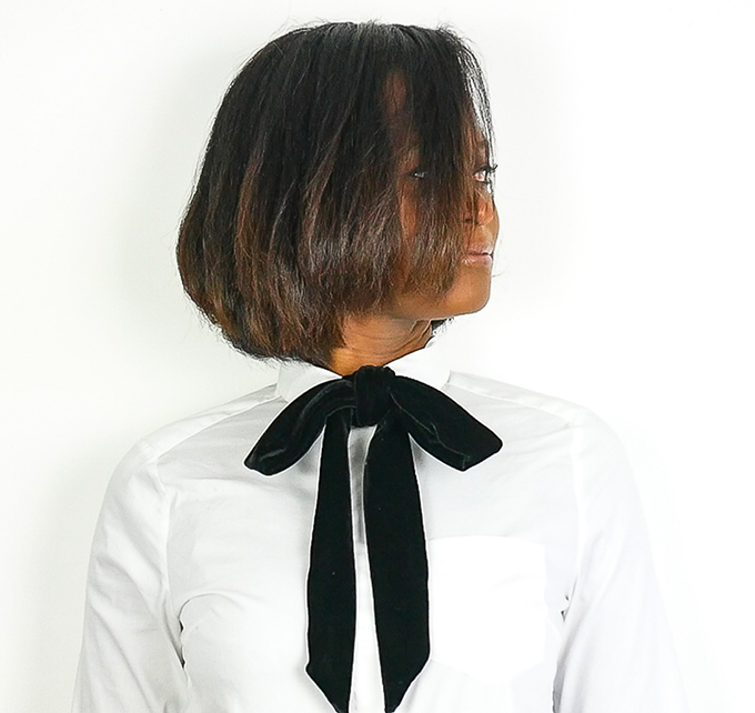 Fille avec une chemise blanche et un des 3 noeuds en velours