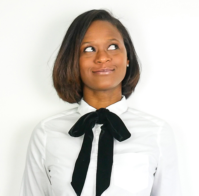 Fille avec une chemise blanche et un des 3 noeuds en velours