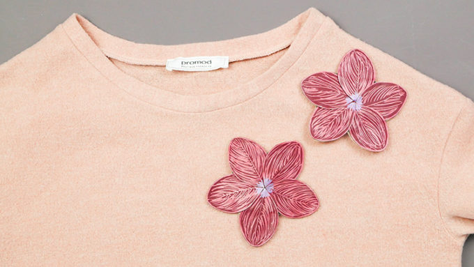 pull rose à fleurs