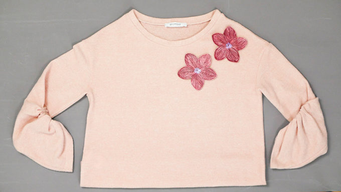 pull rose à fleurs