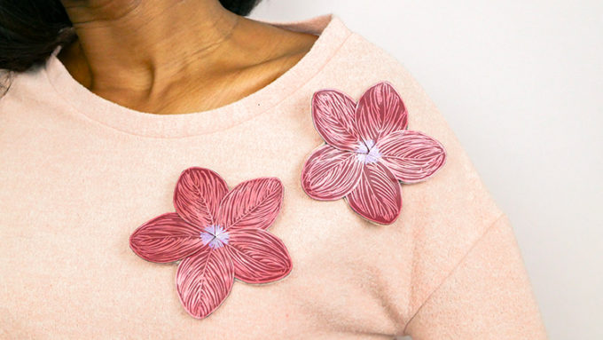 fille portant pull rose à fleurs