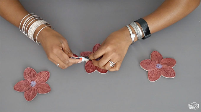 étape pour customiser un haut avec faux cuir