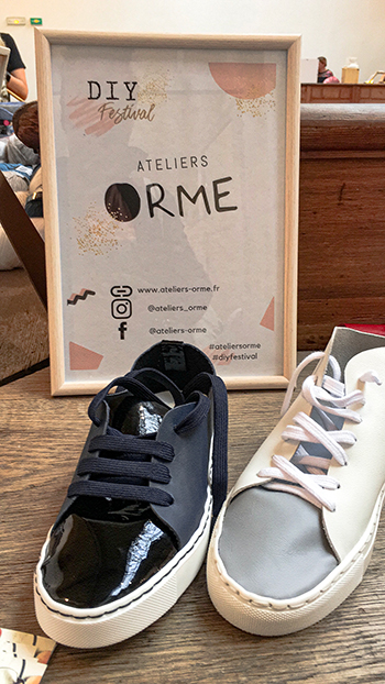 Baskets en cuir blanche et bleu sur le stand atelier Orme au DIY Festival