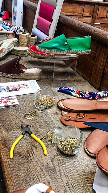 Semelles et sandales en kit sur le stand Orme a DIY Festival