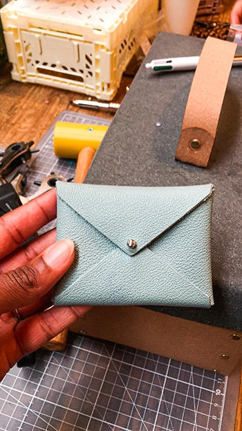 Fille avec porte monnaie cuir bleu au dIY festival